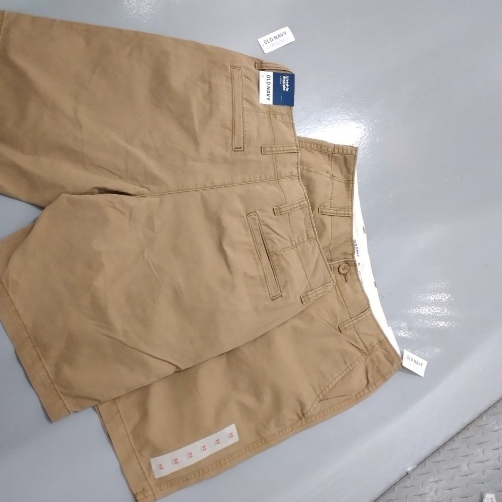 Old Navy Khaki Shorts for men. Size 32 waist. BNWT.